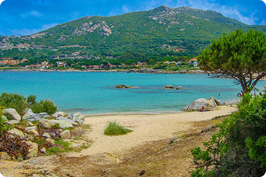 Détente sur la plage de Sant'Ambroggio